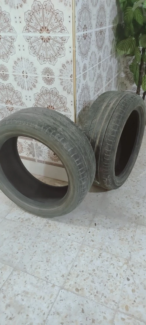 عجلتين (2) مستعملتين 225/45R17 بحالة  جيدة