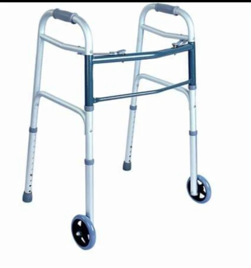 Déambulateur avec roues 