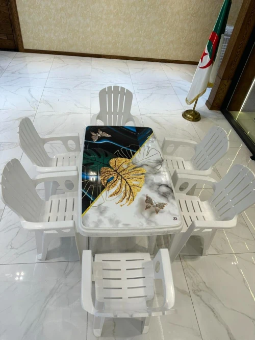 Tables avec chaises en plastique 