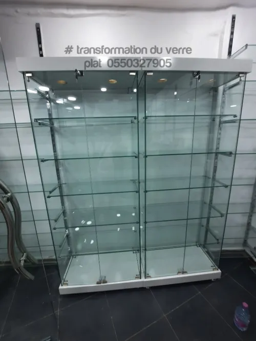 Vitrine et présentoirs d'exposition en verre 