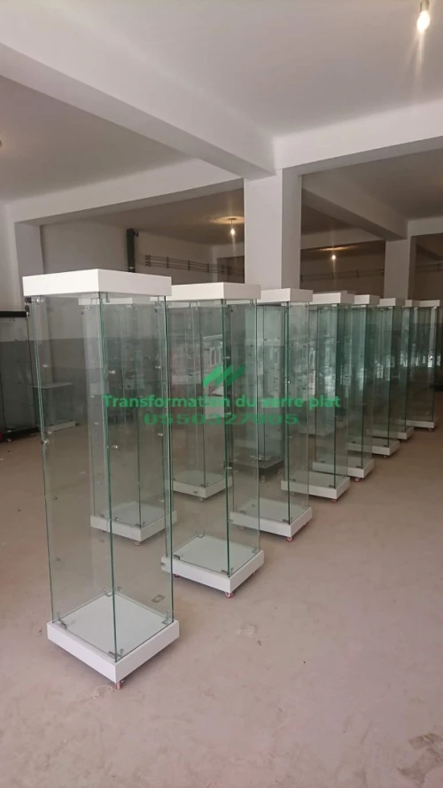 Les Présentoirs et vitrines d'exposition en verre 
