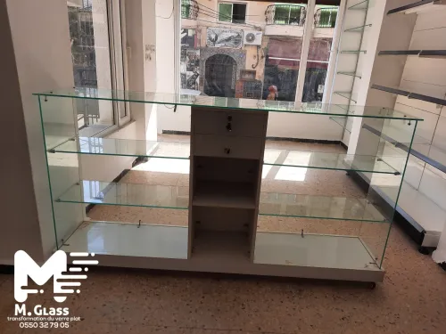 Vitrine et présentoirs d'exposition en verre 