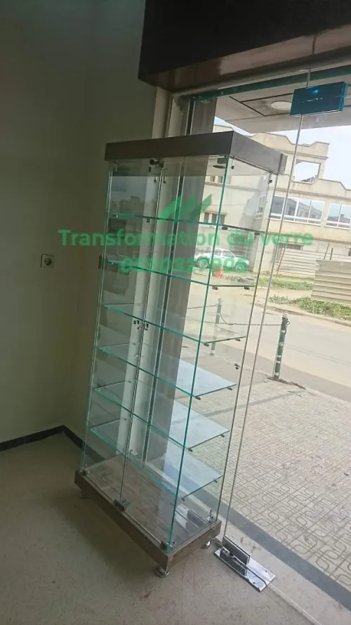 Vitrine et présentoirs d'exposition en verre 
