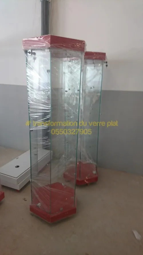 Vitrine et présentoirs d'exposition en verre 