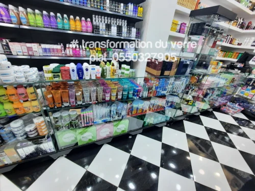 Les Présentoirs et vitrines d'exposition en verre 