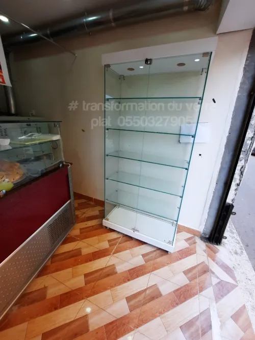 Les Présentoirs et vitrines d'exposition en verre 