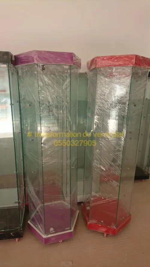 Les Présentoirs et vitrines d'exposition en verre 