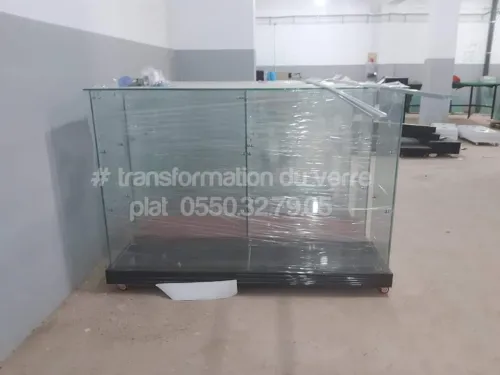 Les Présentoirs et vitrines d'exposition en verre 