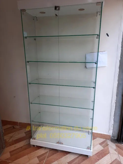 Les Présentoirs et vitrines d'exposition en verre 