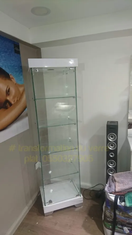 Les Présentoirs et vitrines d'exposition en verre 