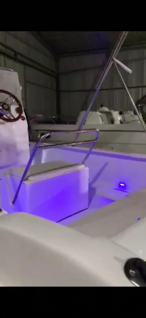 A vendre bateau de plaisance tout neuf 6 places moteur Yamaha 115 CV Sabri se trouve a Béjaïa merci