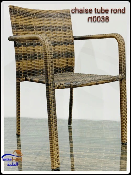 TABLE RONDE 1,70 m AVEC 8 CHAISES  