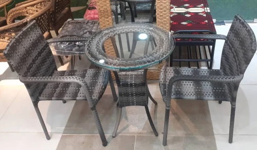 TABLE RONDE 1,70 m AVEC 8 CHAISES  