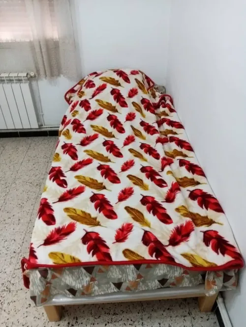 deux lits pour une personne avec avec martelât drap et couverture