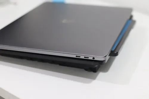 MacBook Pro 2018 (15.4") - Touch Bar - i7 6-Core / 16GB RAM / 500GB SSD - Très Propre