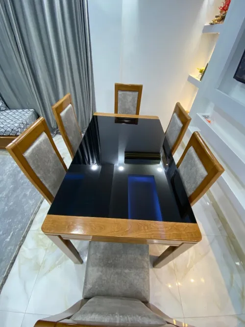 table de salon moderne et élégante en excellent éta