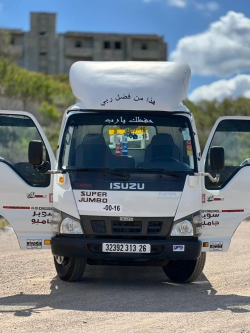 Isuzu Npr léger Super jumbo 2013