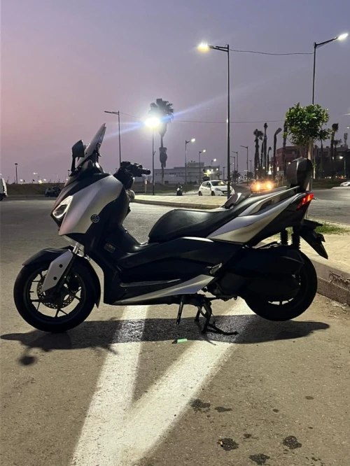 YAMAHA Xmax 