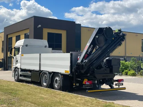 CAMION PLATEAU GRUE 
