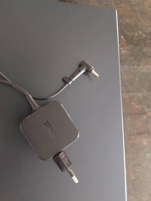 Laptop Asus vivobook نظيف +شاحن اصلي