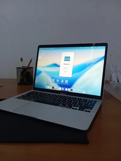 MacBook air M1 libiri officiel 8/256 très bon état