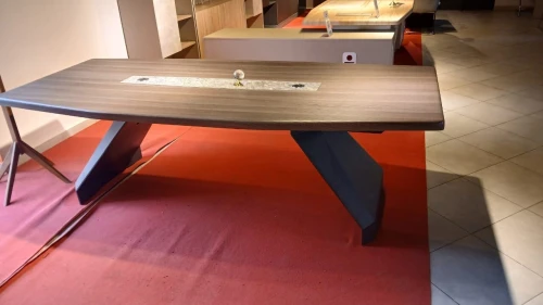 Tables de réunion professionnelles disponibles