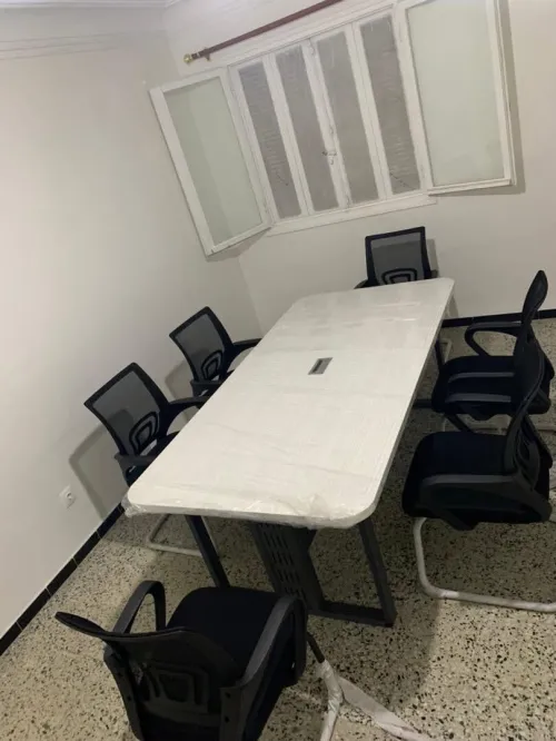 Tables de réunion professionnelles disponibles