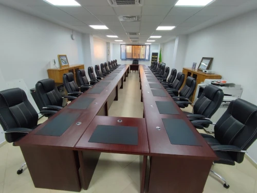 Tables de réunion professionnelles disponibles