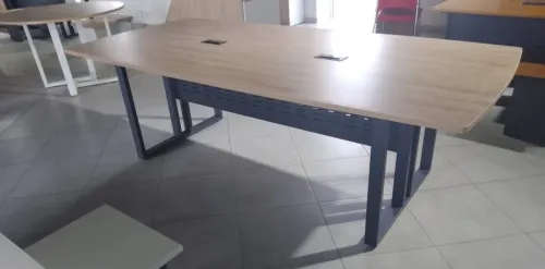 Tables de réunion professionnelles disponibles