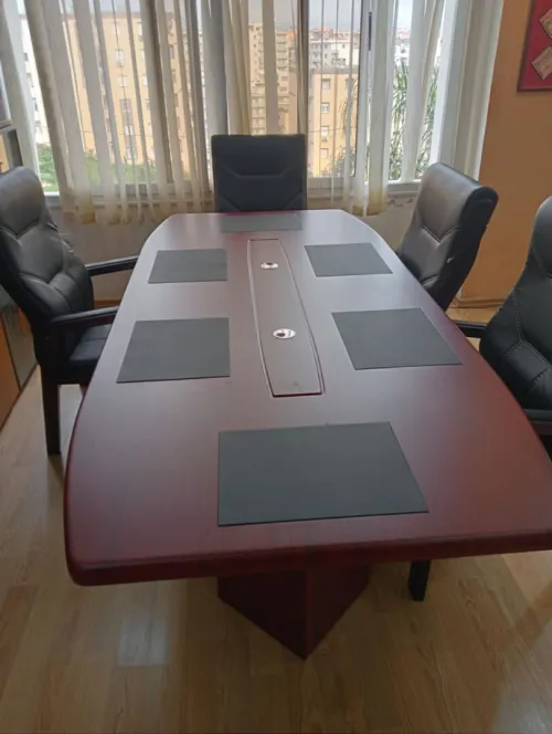 Tables de réunion professionnelles disponibles