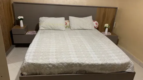 une chambre simple et moderne