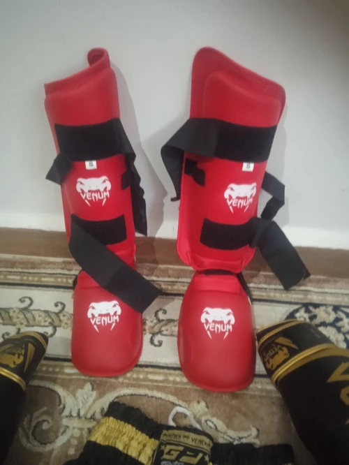 + Les gants de boxe+protège tibia+protège pieds+ bandage +cuisse tte