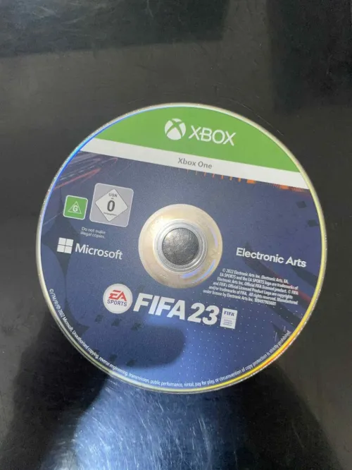 Xbox one 500gb 2 manettes CD fifa 23 et jeux intallés chargeur d'origine