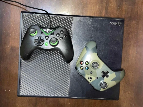 Xbox one 500gb 2 manettes CD fifa 23 et jeux intallés chargeur d'origine