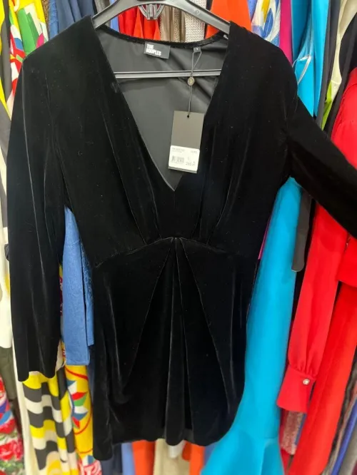 Petite Robe noir Velour  the Kooples