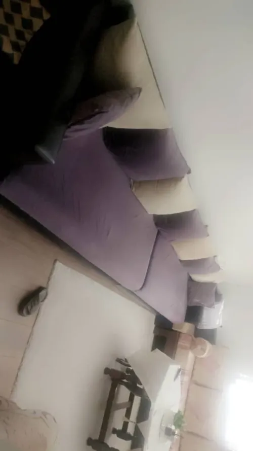 Un fauteuil en semi cuir en 3 pièces avec 6 grand oreiller et 2 moyen oreiller 
