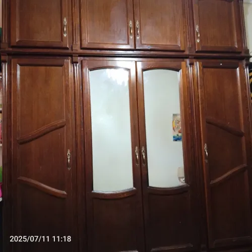 Armoire en bois longeure 242 cm largeure 192 cm profendeur 42 cm