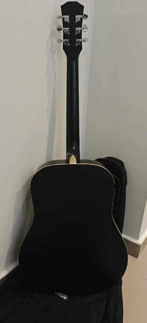 Guitare acoustique noire  cordes acier  Apelila  taille standard  finition mate  housse incluse