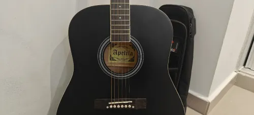 Guitare acoustique noire  cordes acier  Apelila  taille standard  finition mate  housse incluse