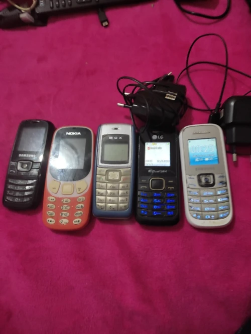 Samsung Samsung E1200 Keystone 2.  Nokia LG B220 Samsung E1200 Keystone 2.