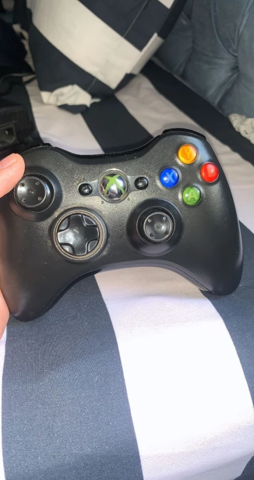 Xbox 360 slim mflashi mglishi 250Gb fih les jeux fih 2 manettes original sans fil 