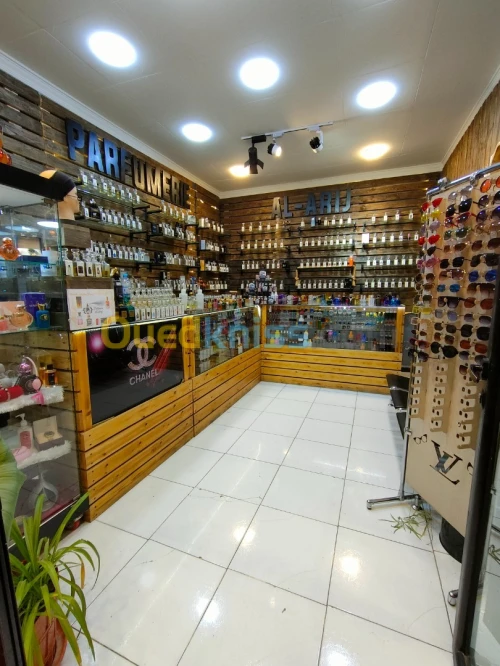 محل عطور مجهز بالكامل للبيع 