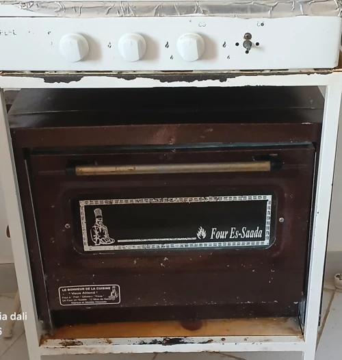 Four essaada + cuisiniere + fenêtre complet