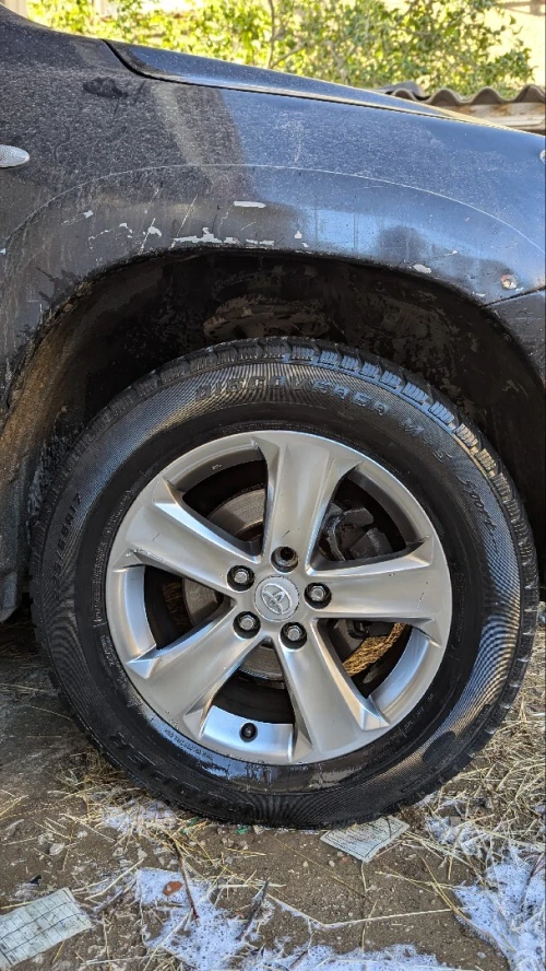 Quatre jantes Toyota 17 pouce avec pneus