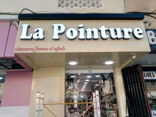 Revetement des Vitrines et Enseignes Publicitaires - Conception & Réalisation