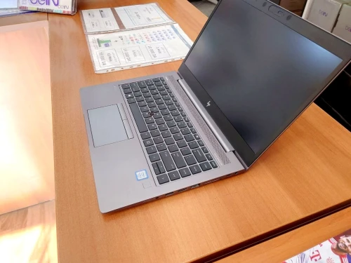 HP ZBook 14u G5, i5-7200U , RAM 8 Go DDR4, Stockage 256 Go NVMe, GPU AMD Radeon Pro WX 3100 2 Go GDDR5