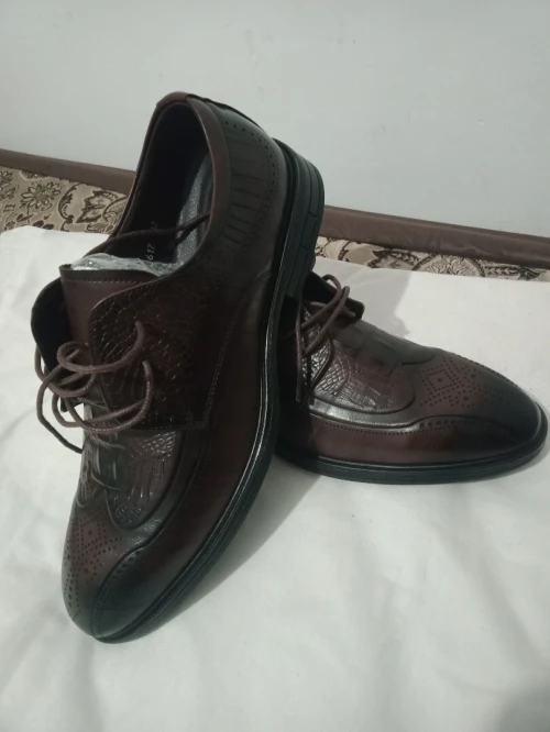 Paire de chaussure très jolie pointure 42