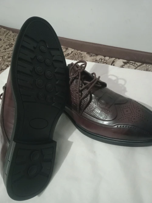 Paire de chaussure très jolie pointure 42