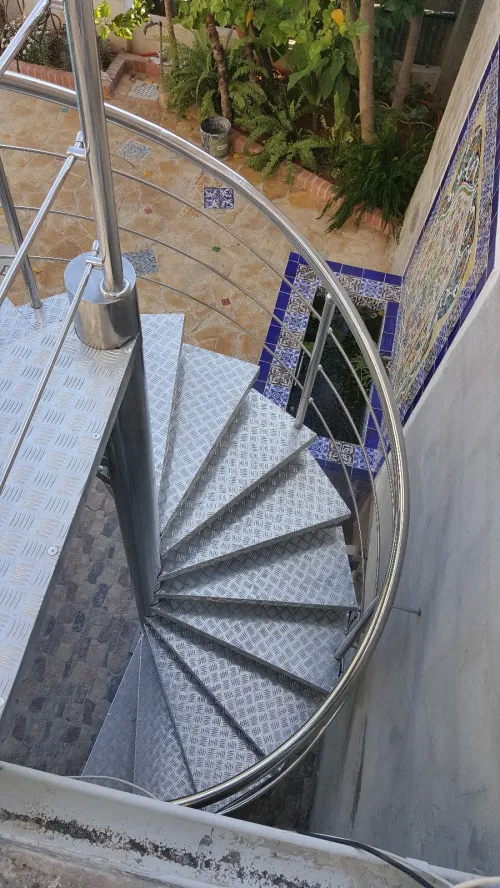 ESCALIER COLIMACON ET DROIT INOX ET BOIS