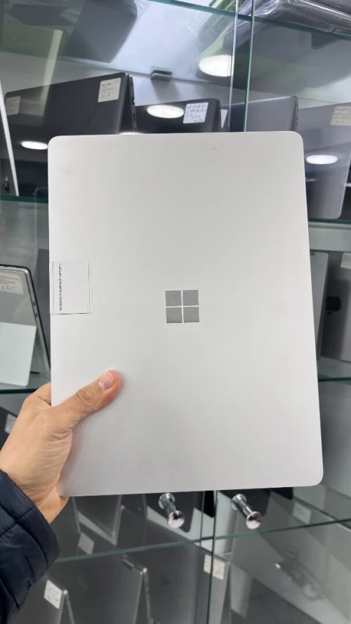 SURFACE LAPTOP 7 BUSINESS EDITION  Snapdragon(R) X 10-core 16RAM 256  SSD 13.8'' 2K TACTILE CARTE  GRAPHIC Qualcomm(R) Adreno(TM) X1-85 GPU  BATTERIE +5 HEURES ETAT NEUF GARANTIE 06 MOIS A2-6